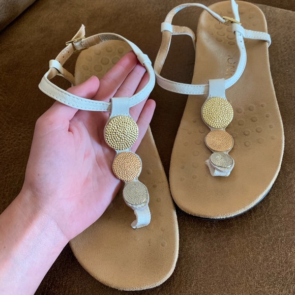 vionic sandals size 8
